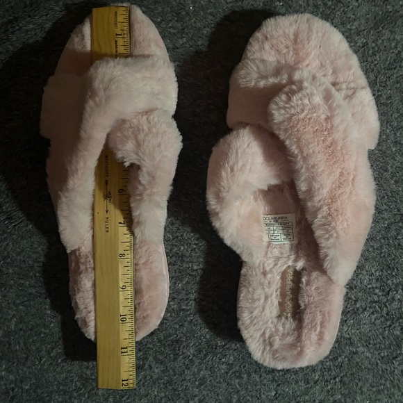 NWOT Koolaburra by UGG Pink Furry Slippers in Size 10/41 - Picture 4 of 5